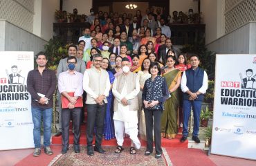 10.11.2021 : राज्यपालांच्या हस्ते यावेळी विविध शिक्षण संस्थांना ‘शिक्षण योद्धा' पुरस्कार प्रदान