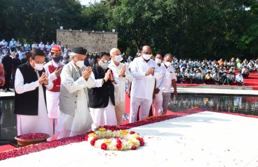 25.11.2021 : Governor visit at ‘Prerana Sthal’ of Ex. Minister late Jawaharlal Darda on his Smriti Din