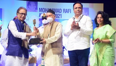 24.12.2021: Governor presents Mohammad Rafi Lifetime Award to Pt Hridaynath Mangeshkar