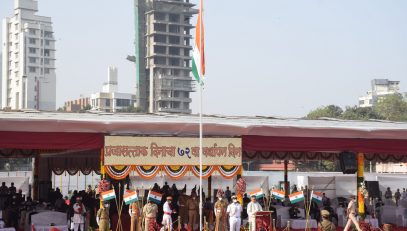 26.01.2022 : Governor Bhagat Singh Koshyari unfurled the National Flag and delivered his Republic Day Message to the people of Maharashtra on the occasion of the 72nd anniversary of the Republic of India at the State function in Mumbai. Chief Minister Uddhav Thackeray, Smt Rashmi Thackeray, Revenue Minister Balasaheb Thorat, Home Minister Dilip Walse Patil, Guardian Minister Aslam Sheikh, Deputy Chairperson of State Legislative Council Dr Neelam Gorhe, Mayor of Mumbai Kishori Pednekar and officials were present.