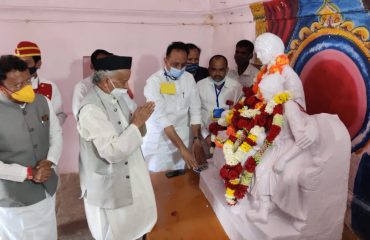 Governor paid his respects to Rajmata Jijau at Sindkhed Raja