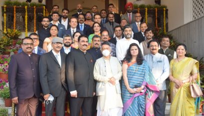 Governor presents India SME Excellence awards to entrepreneurs and business leaders