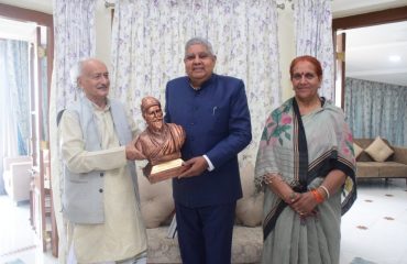 26.03.2022:  W.B. Governor meets Maha Governor