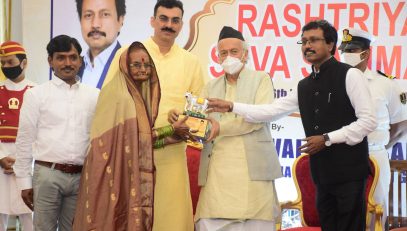 Governor Koshyari presents Gau Bharat Bharati Rashtra Seva Samman for cow protection