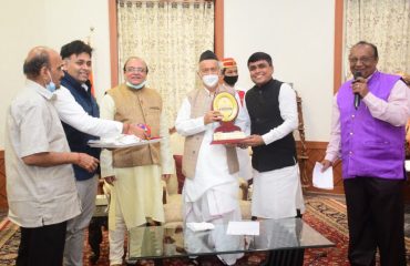 Governor presents Jain Ratna Awards to Bipin Gala, Vasant Galiya and Pradip Fofani