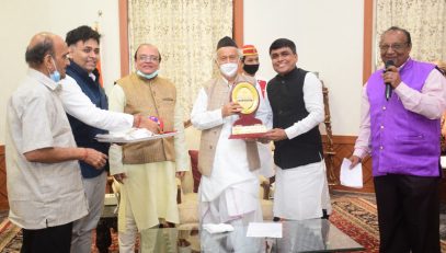 Governor presents Jain Ratna Awards to Bipin Gala, Vasant Galiya and Pradip Fofani