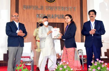 05.04.2022: राज्यपालांच्या हस्ते शिवाजी विद्यापीठाच्या दीक्षांत समारोहात पदकांचे वितरण