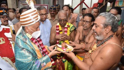 0६.04.2022: Governor attended the Maha Kumbhabhishekam ceremony of the Thiruchembur Murugan Temple