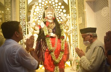 08.04.2022 : राज्यपालांनी केली दुर्गामातेच्या मूर्तीची पूजा आरती