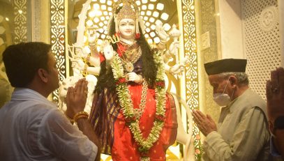 08.04.2022 : Governor offered prayers and performed arti of Sree Durga Mata