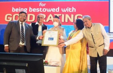 Governor presented the Q.S.I. Gauge Gold Ranking Certificate to KES Shroff College Arts and Commerce
