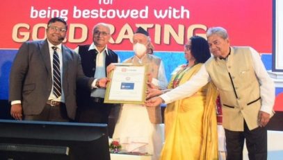 Governor presented the Q.S.I. Gauge Gold Ranking Certificate to KES Shroff College Arts and Commerce