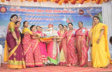 03.05.2022: Governor Bhagat Singh Koshyari attended a Cultural programme organised by the Marol Masali Vikreta Koli Mahila Sanstha at Marol, Andheri Mumbai. Chairperson of the Sanstha Rajashri Bhanji and members of the Marol Masali Vikreta Koli Mahila Sangh presented the Koli cap and a small replica of boat to the Governor.