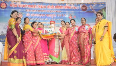 03.05.2022: Governor Bhagat Singh Koshyari attended a Cultural programme organised by the Marol Masali Vikreta Koli Mahila Sanstha at Marol, Andheri Mumbai. Chairperson of the Sanstha Rajashri Bhanji and members of the Marol Masali Vikreta Koli Mahila Sangh presented the Koli cap and a small replica of boat to the Governor.