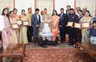 10.05.2022 : समाजाच्या उन्नतीसाठी कार्य करणाऱ्या युवा समाजसेवींचा राज्यपालांच्या हस्ते सत्कार