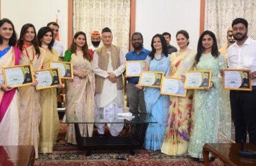 10.05.2022 : Governor felicitated a group of doctors, specialists and social workers