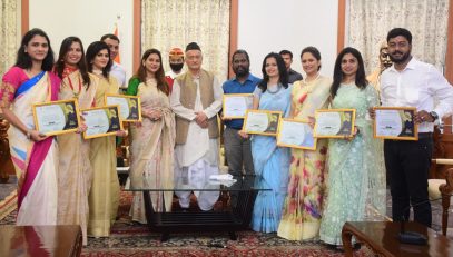 10.05.2022 : Governor felicitated a group of doctors, specialists and social workers