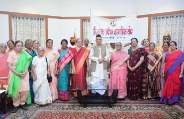 A group of senior citizens from the organisation 'Visava' meets Governor