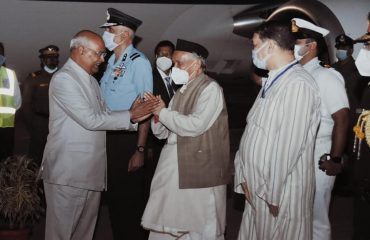 Governor welcomed to President of India at Pune Airport