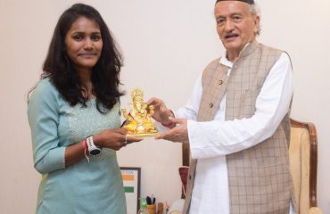 13.06.2022 : Governor Koshyari congratulates Everest conqueror Savita Kanswal