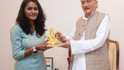 13.06.2022 : Governor Koshyari congratulates Everest conqueror Savita Kanswal