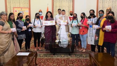 18.06.2022: कामाठीपुरा येथील मुलींनी तयार केलेल्या पोस्टकार्ड्सचे राज्यपालांच्या हस्ते अनावरण