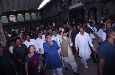 07.07.2022 : राज्यपालांनी घेतले संत गजानन महाराज समाधीचे दर्शन