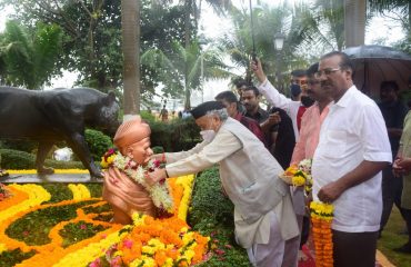 23.07.2022 : Governor Koshyari offers tribute to Lokmanya Tilak on Tilak Jayanti