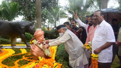 23.07.2022 : Governor Koshyari offers tribute to Lokmanya Tilak on Tilak Jayanti