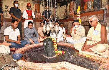 Governor visited the Parli Vaijnath Devasthan in Beed district