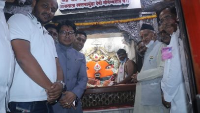 Governor visited the Yogeshwari Devi Mandir at Ambajogai.