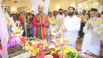 Chief Minister Eknath Shinde performs Ganesh Arti at Governor's residence