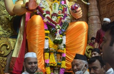 Governor Koshyari visits Lalbaug Cha Raja