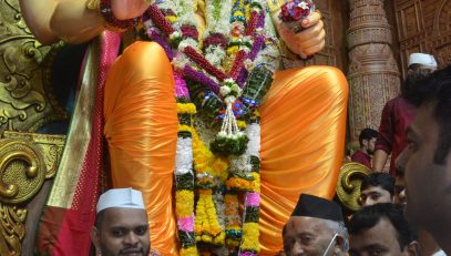 Governor Koshyari visits Lalbaug Cha Raja