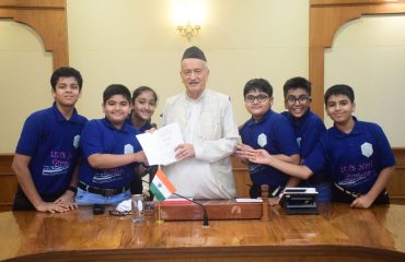 08.09.2022 : चिल्ड्रन्स अकादमी विद्यालय समूह मालाड येथील विद्यार्थ्यांनी घेतली राज्यपालांची भेट