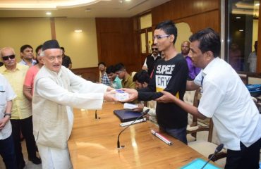 17.09.2022 : Governor Koshyari presents Smart Phones to 20 Divyang Students