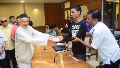 17.09.2022 : Governor Koshyari presents Smart Phones to 20 Divyang Students