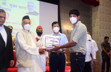 17.09.2022 : Governor Bhagat Singh Koshyari inaugurated the Pradhan Mantri T.B. Free India Campaign at Raj Bhavan Mumbai. The Governor felicitated 'Nikshay Mitras' persons and organizations who have adopted TB patients for sponsoring nutrition. Nutritious diet kits were distributed to the kin of TB patients.