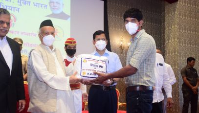 17.09.2022 : Governor Bhagat Singh Koshyari inaugurated the Pradhan Mantri T.B. Free India Campaign at Raj Bhavan Mumbai. The Governor felicitated 'Nikshay Mitras' persons and organizations who have adopted TB patients for sponsoring nutrition. Nutritious diet kits were distributed to the kin of TB patients.