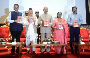 21.09.2022 : माजी राष्ट्रपती यांच्या हस्ते राज्यपाल कोश्यारी यांच्यावरील पुस्तकाचे प्रकाशन संपन्न
