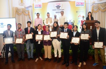 22.09.2022 : Governor presents Nav Bharat Times Young Scholar Awards to students and Principals