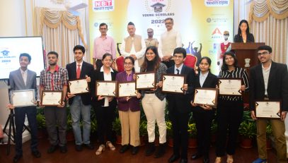 22.09.2022 : Governor presents Nav Bharat Times Young Scholar Awards to students and Principals