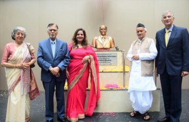 26.09.2022 : Governor Koshyari unveils the bust of educationist Principal K.M. Kundnani