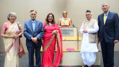 26.09.2022 : Governor Koshyari unveils the bust of educationist Principal K.M. Kundnani
