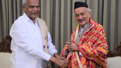 26.09.2022 : The Governor of Punjab Banwarilal Purohit met Maharashtra Governor Bhagat Singh Koshyari at Raj Bhavan Mumbai. This was a courtesy meeting.