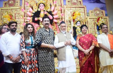 30.09.2022 : राज्यपाल कोश्यारी यांची कुमार शानू यांच्या दुर्गा पूजा मंडळाला भेट