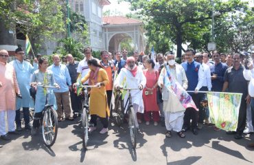 02.10.2022 : Governor Koshyari flags off Mumbai - Dehradun Bicycle Rally for Environment