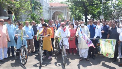 02.10.2022 : Governor Koshyari flags off Mumbai - Dehradun Bicycle Rally for Environment