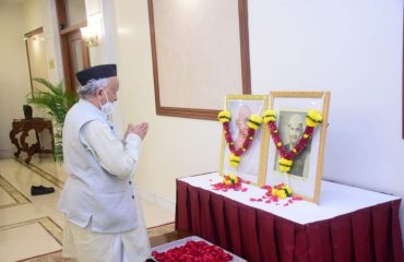 02.10.2022 : Governor pays tribute to Mahatma Gandhi, Lal Bahadur Shastri