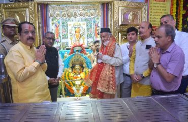 03.10.2022 : Governor Koshyari visits Mumbadevi Mandir on Durgashtami